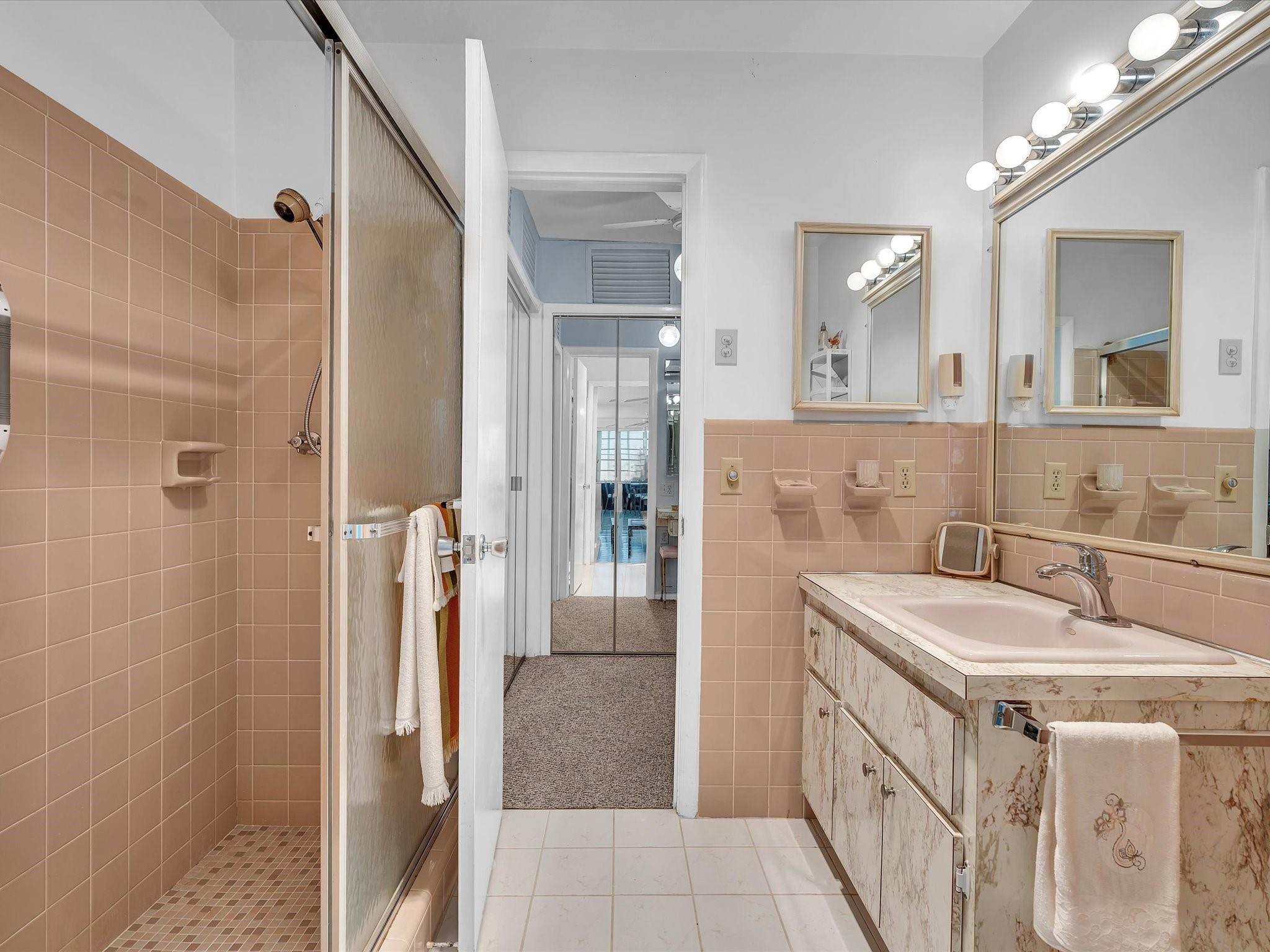 HOLLYWOOD HILLS - Residential