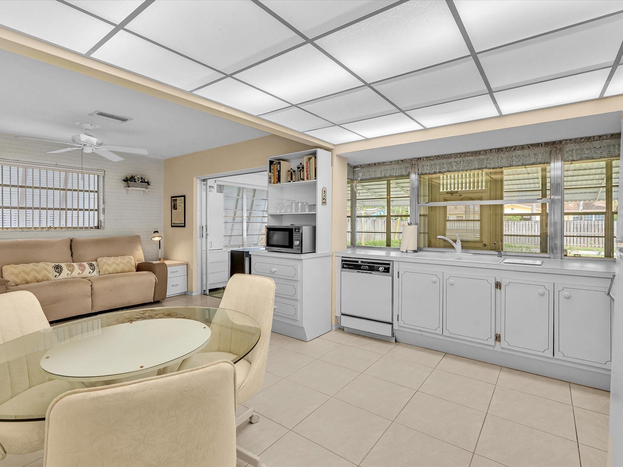 HOLLYWOOD HILLS - Residential