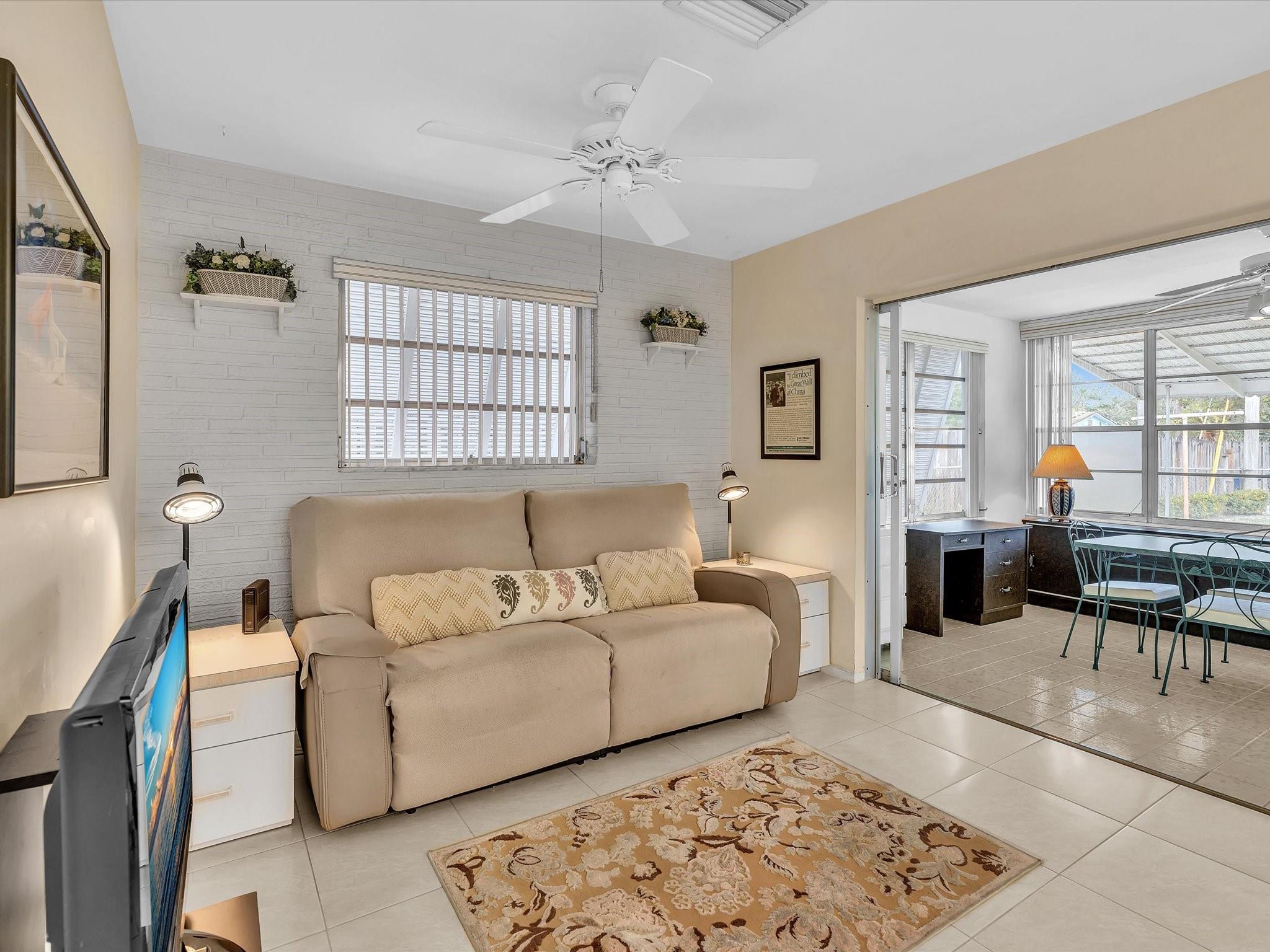 HOLLYWOOD HILLS - Residential