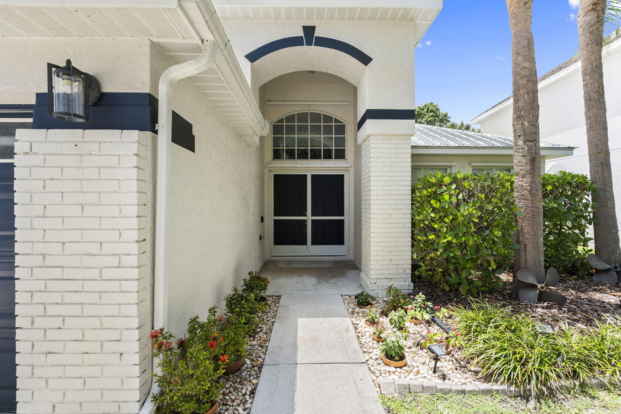 864 NW Waterlily Place