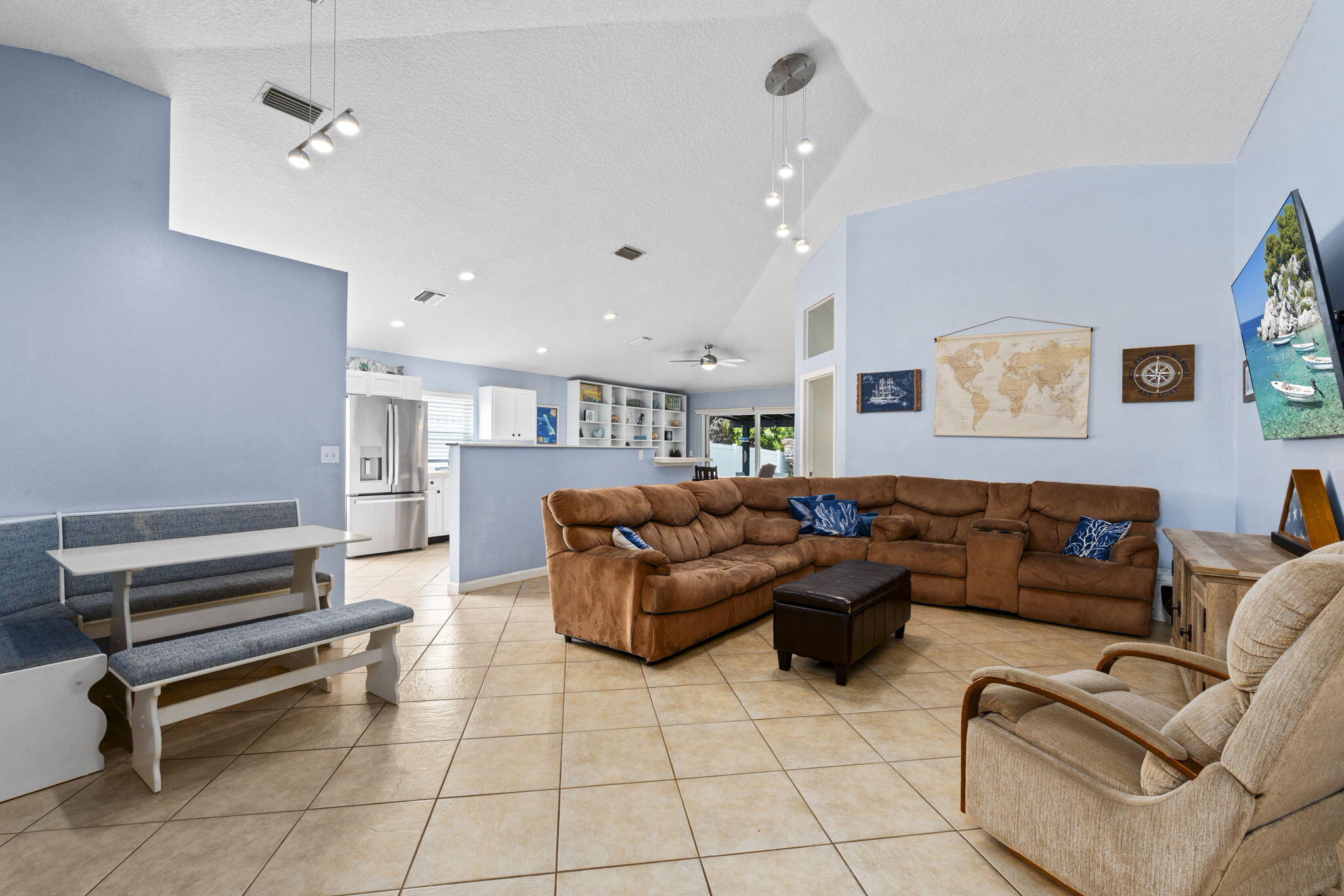 864 NW Waterlily Place