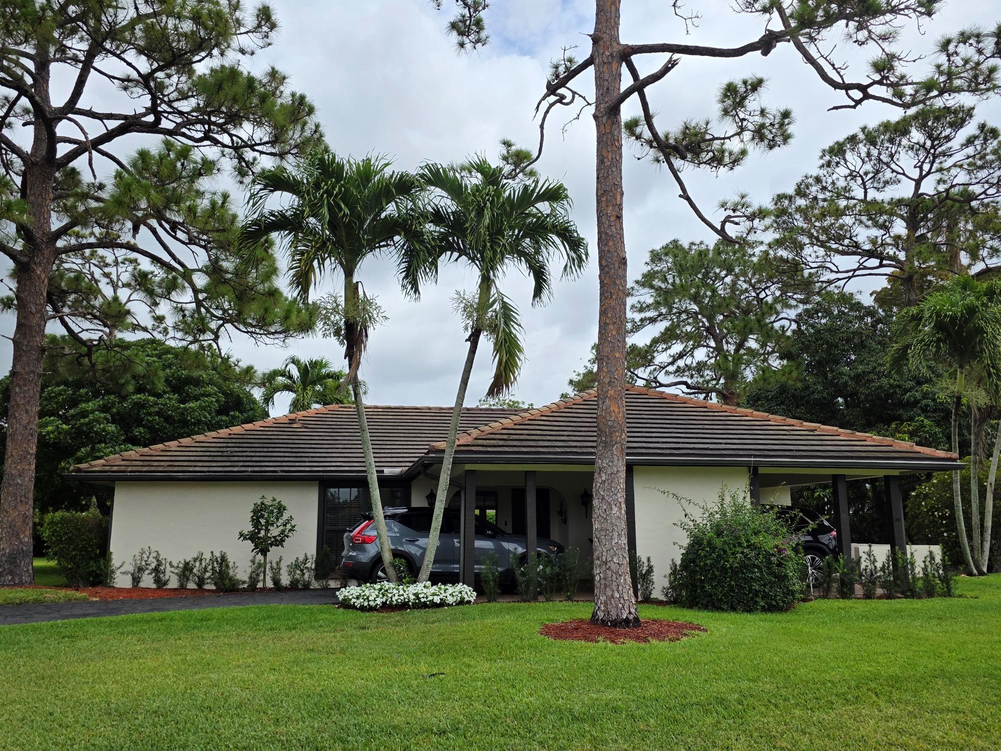 Sellers Loss is Buyers Gain! Take full advantage of this fantastic opportunity to buy and live in the City of Atlantis, highly sought after area, hosting 45 holes of championship golf, 18 on a semi private venue and 27 holes on a private venue, both in excellent condition equipped with clubhouse and various memberships to choose from, but note that a membership is NOT required to live witin the Atlantis walls! It is it's own City, has it's own police department and the most friendly neighbors you coud ever ask for. This is by far one of the most unique Cities, and all ages communities in all of the tri county area! The location is exceptionally convenient with shopping and restaurants all nearby, easy access to I95 and just a short drive to Lake Worth or Lantana beaches! This villa comes