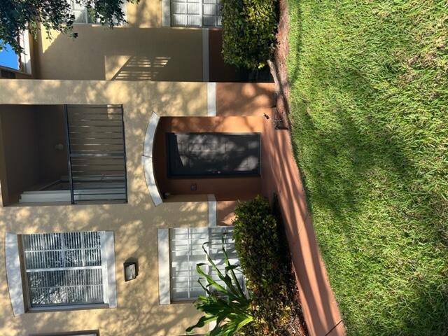 1 BEDROOM, 1 BATH CONDO. BEDROOM HAS WALK-IN CLOSET. STORAGE CLOSET. WALKING DISTANCE TO DINING AND SHOPPING. 10 MINUTES FROM WELLINGTON MALL.