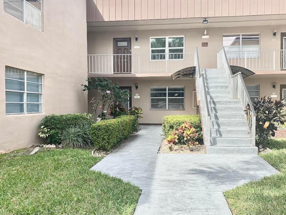 Don't miss this beautifully updated unit in the very active community of Kings Point. The community has two golf courses, three multi-million dollar clubhouses, two places to dine and numerous activities for all. Kings Point is about six miles to the beautiful Delray beach and ocean. There are lots of great restaurants and shopping in all of Delray.