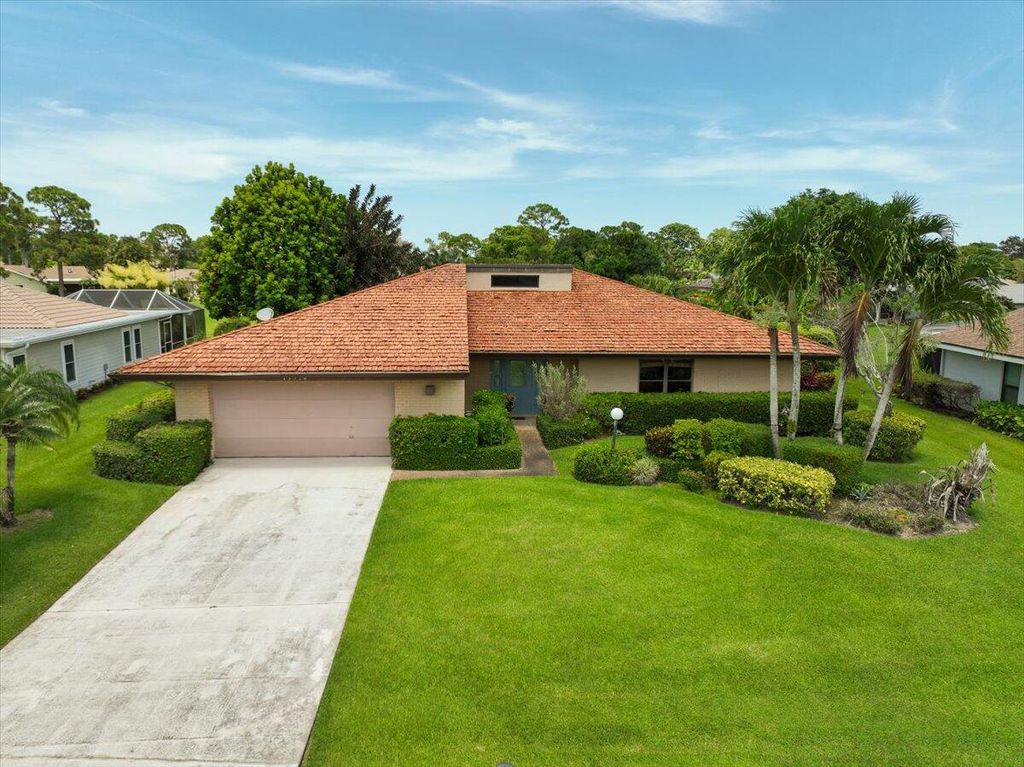 Photo of 13518 Crosspointe Drive Dr, Palm Beach Gardens, FL 33418 (MLS # R10812059)