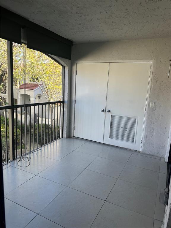 Beautiful place in the center of Pembroke Pines 3 bedrooms -2 bathrooms close to hospitals, restaurants, top rated school. 24 hour security guard at the gate and secure environment.