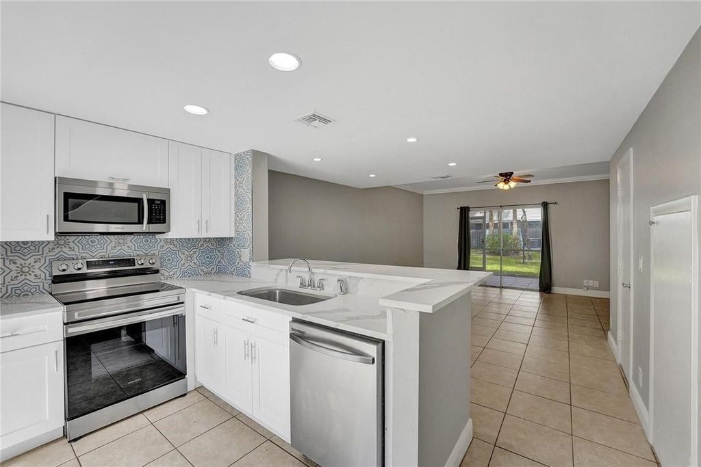 Photo of 55 SW 3rd Street, Pompano Beach, FL 33060 (MLS # B26021026)