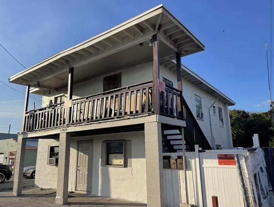 Huge investment poperty with loads of potenential! NO HOA! No rental restrictions. 1 of the 4 units has a lease in place. Property can be sold Vacant or occupied.