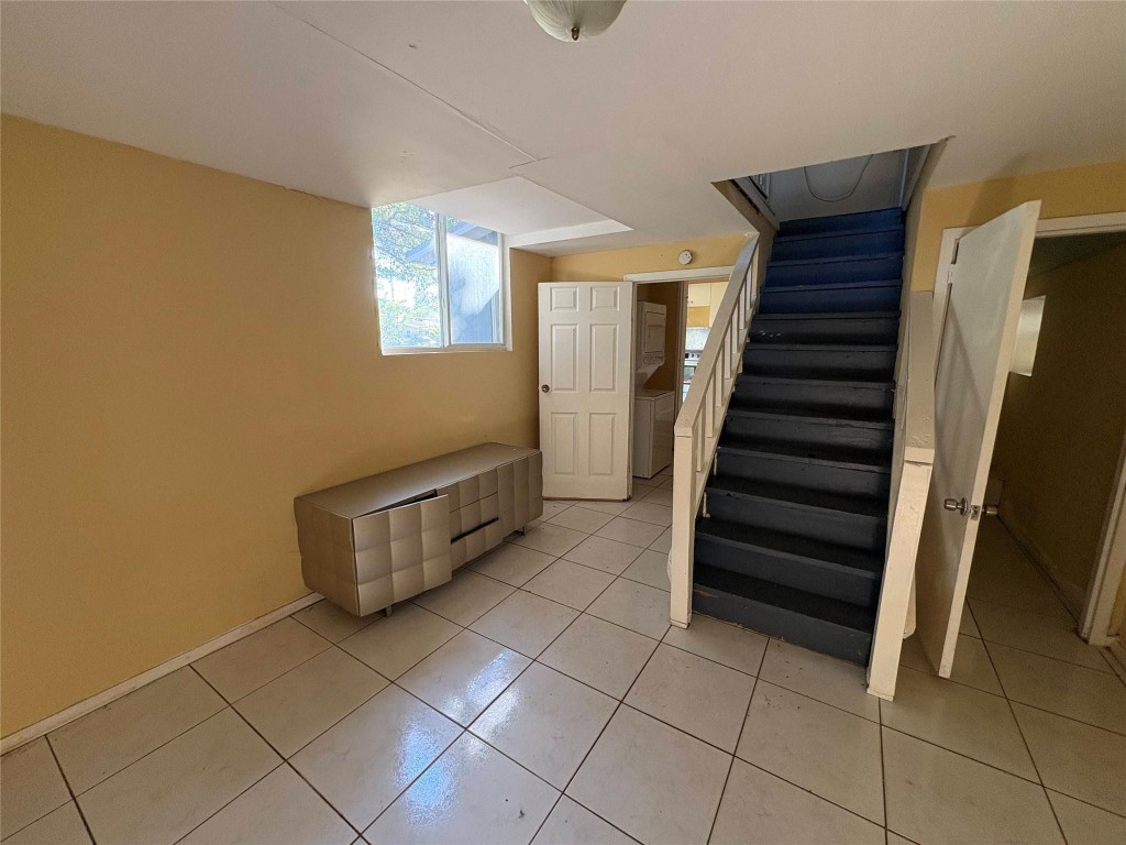 BISCAYNE GDNS SEC D - Residential Lease