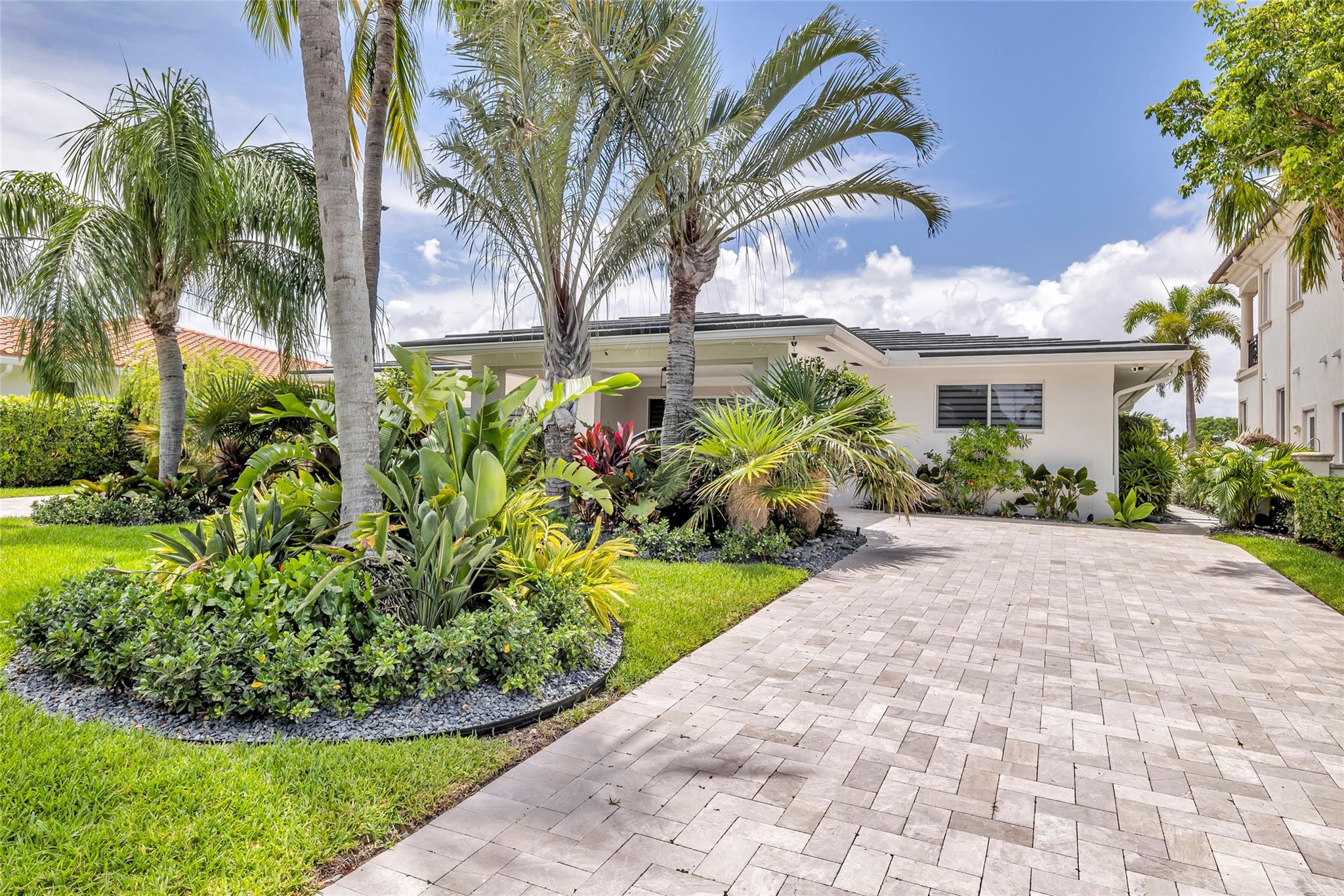 Ready for YOUR VACATION! Discover The Intracoastal Royale, a luxurious retreat offering breathtaking wide canal views directly on the Intracoastal Waterway, just two blocks from the ocean. Enjoy prime waterfront living with 77 ft of water frontage to watch the boats parade by. Relax in the free-form pool with a jacuzzi, and unwind in this beautifully furnished 3-bedroom, 2.5-bath home. Don’t miss this incredible opportunity to live the dream!