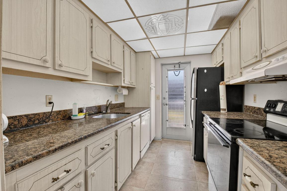 PENTHOUSE HIGHLANDS CONDO - Residential