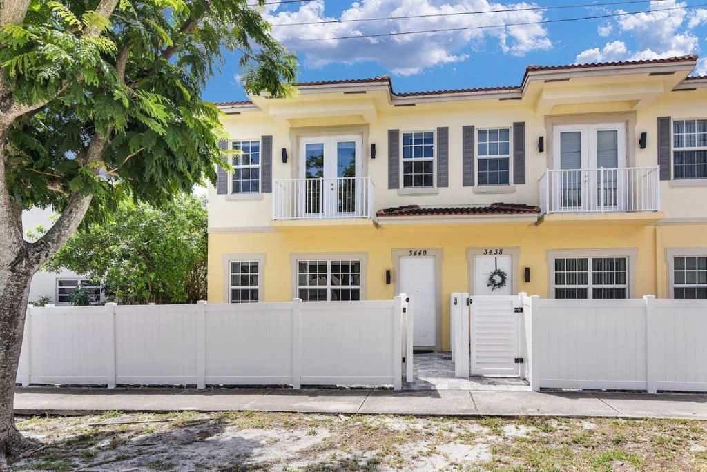 Photo of 3440 NE 15th Avenue, Oakland Park, FL 33334 (MLS # F10507910)