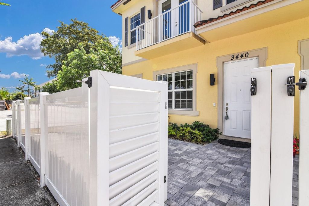 Photo of 3440 NE 15th Avenue, Oakland Park, FL 33334 (MLS # F10507910)