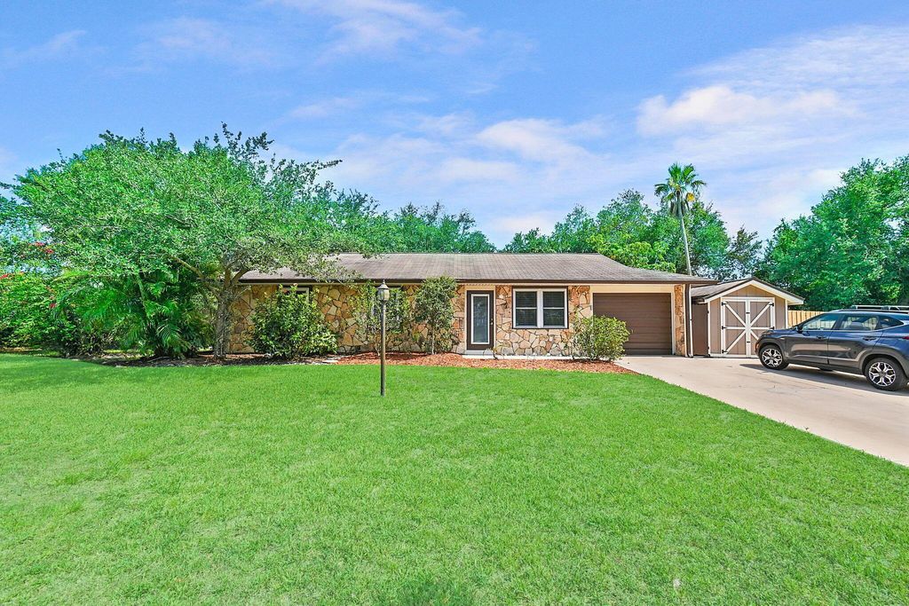 Photo of 1437 SE Vesthaven Circle, Port Saint Lucie, FL 34952 (MLS # R10989578)