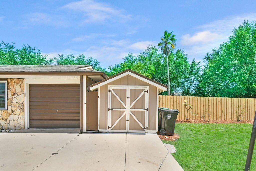 Photo of 1437 SE Vesthaven Circle, Port Saint Lucie, FL 34952 (MLS # R10989578)