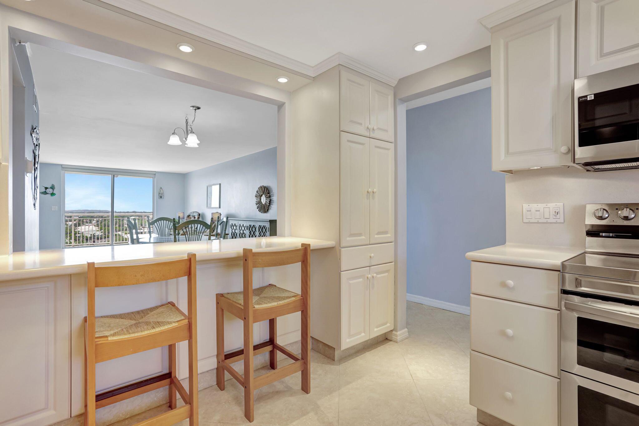 1050 Hillsboro Mile 806w