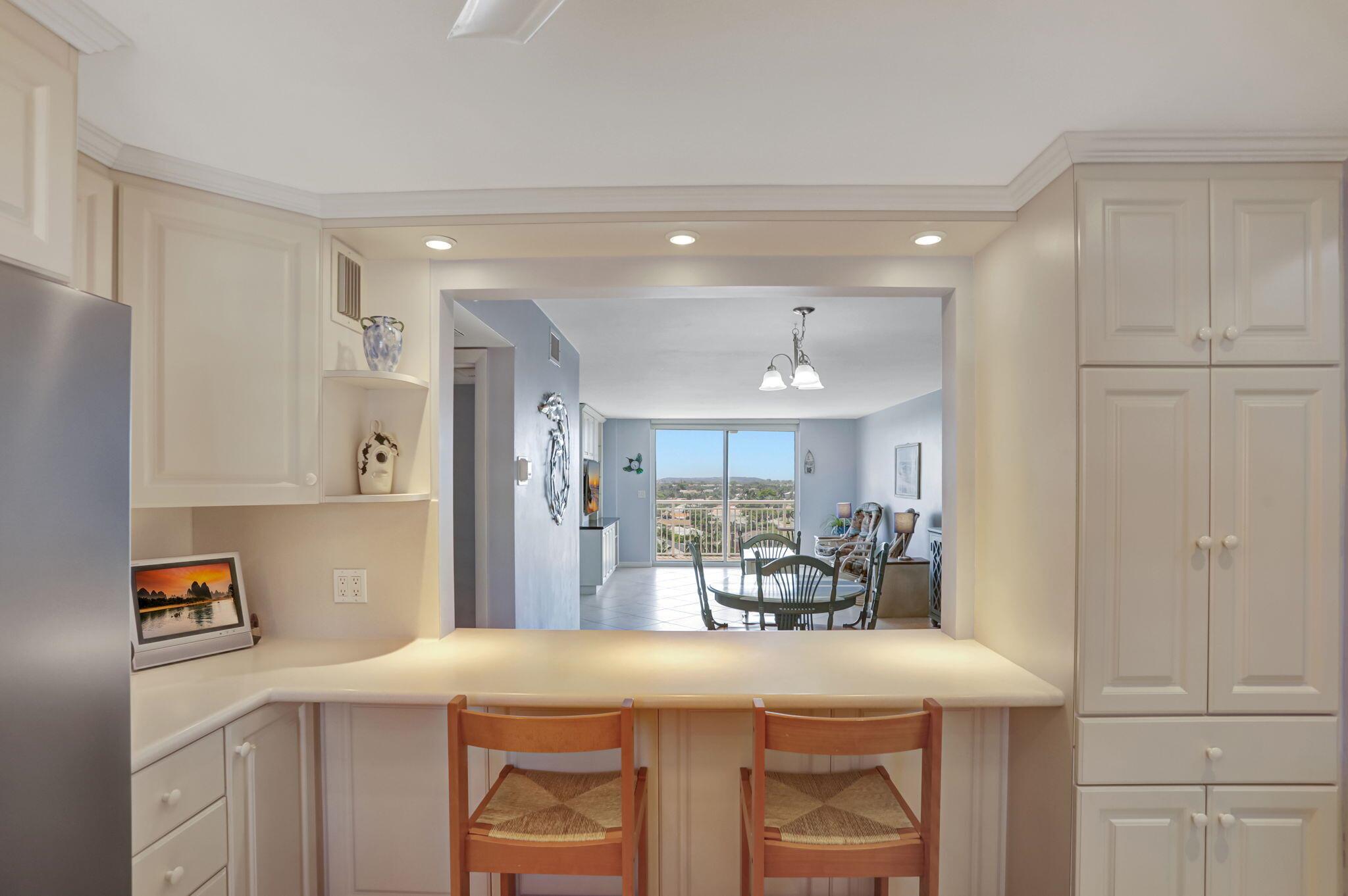 1050 Hillsboro Mile 806w