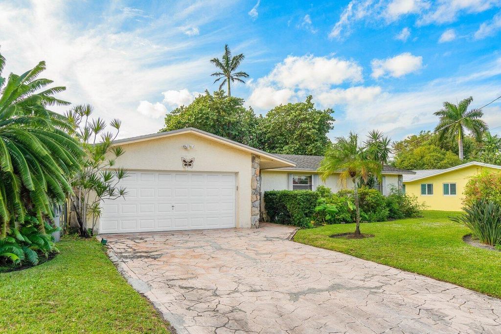 Photo of 1086 SW 26th Avenue, Boynton Beach, FL 33426 (MLS # R10943347)