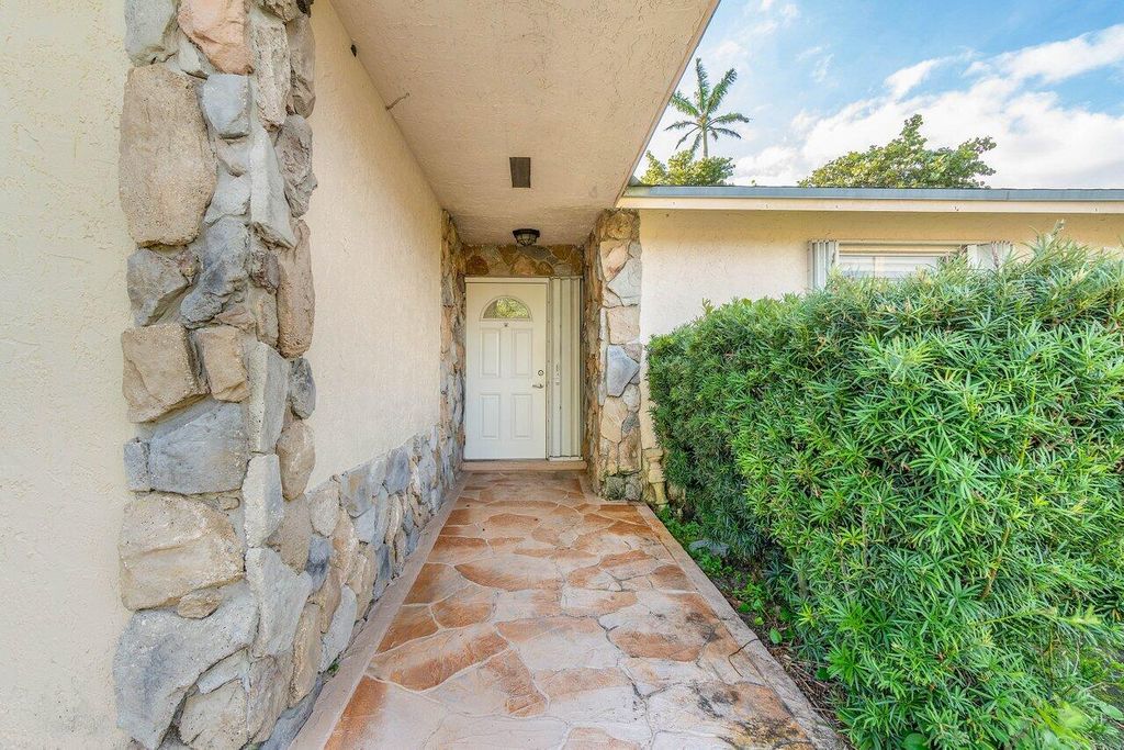 Photo of 1086 SW 26th Avenue, Boynton Beach, FL 33426 (MLS # R10943347)