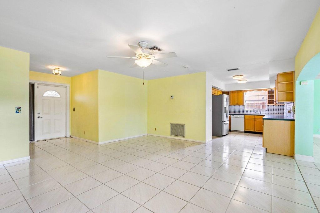 Photo of 1086 SW 26th Avenue, Boynton Beach, FL 33426 (MLS # R10943347)