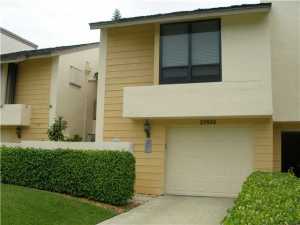 Beautiful 3/2.5 townhome in excellent condition. Must See! Large open Kitchen,spacious living room w/fireplace, separate dining area,updated bathrooms,screened patio w/private garden view.Small pet OK.CLOSE TO SHOPS, RESTAURANTS AND HIGHWAY!