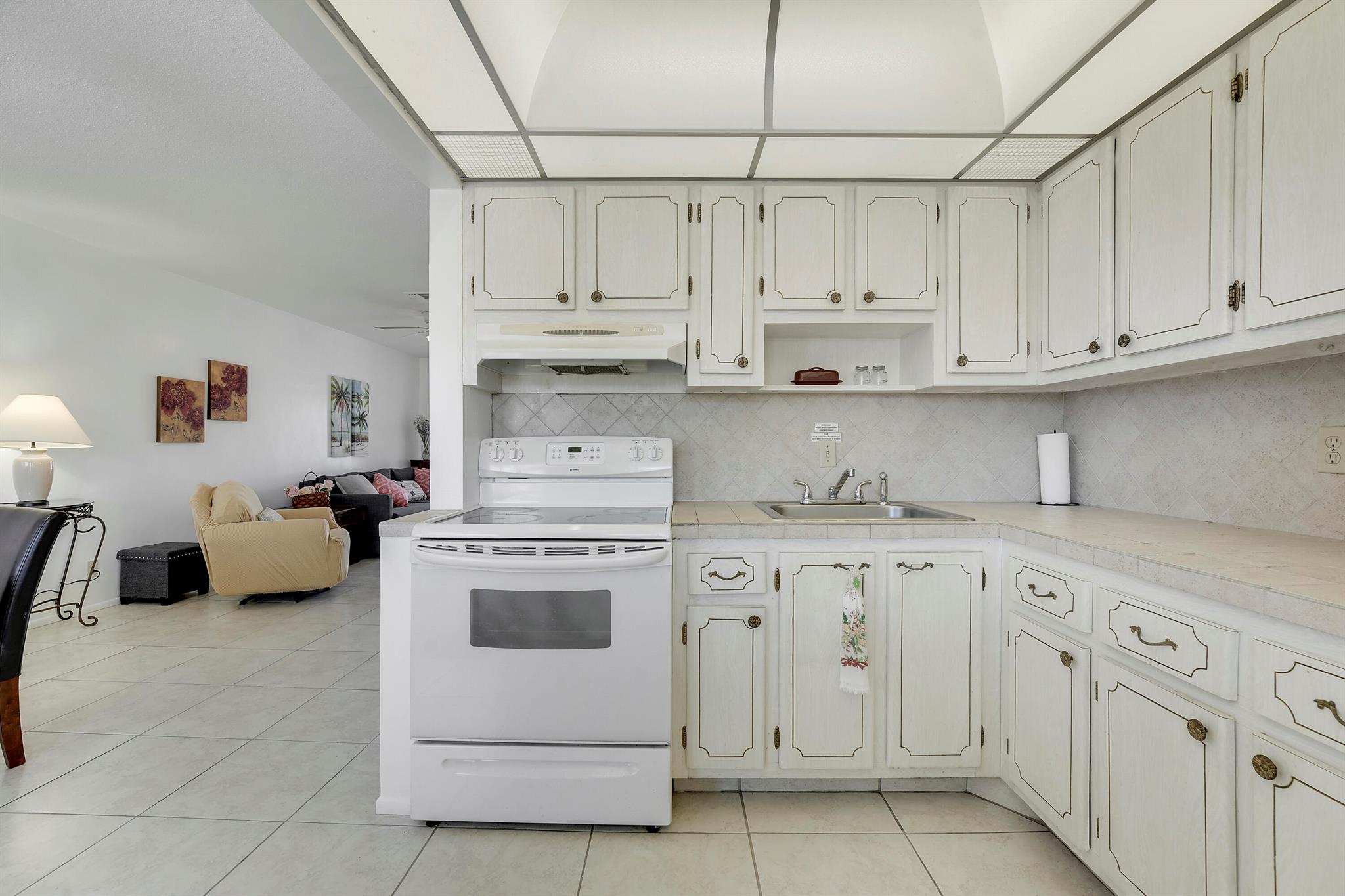 VILLAGE ROYALE CONDO 8 - Residential