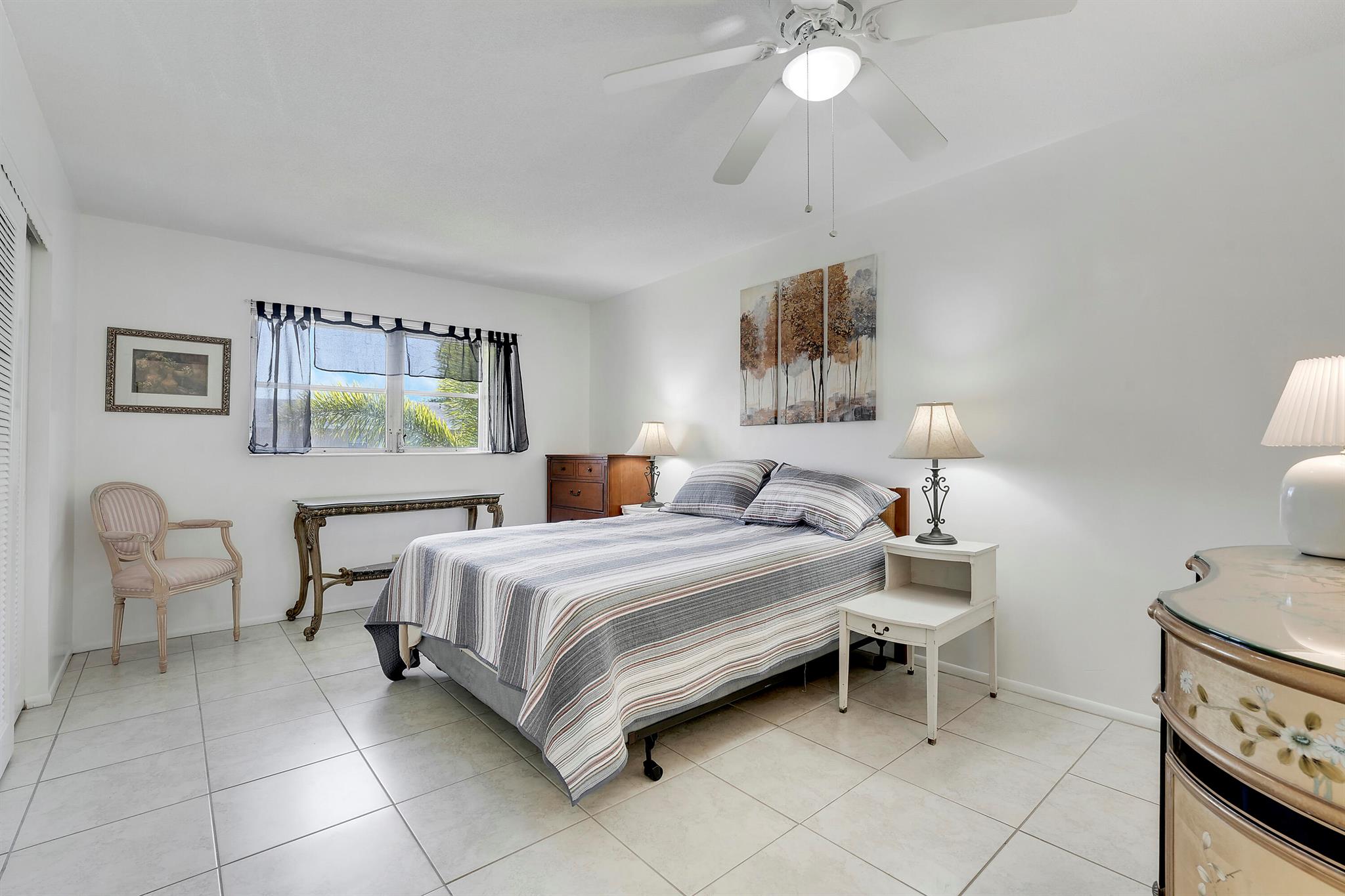 VILLAGE ROYALE CONDO 8 - Residential