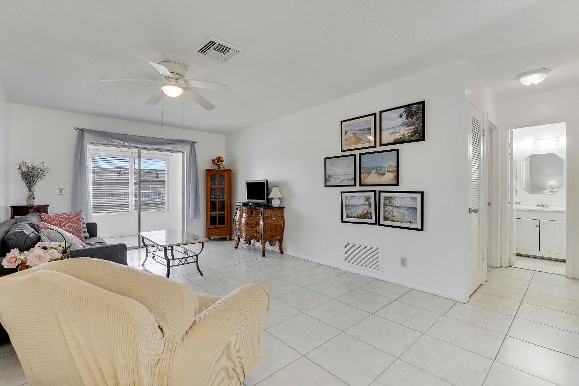 VILLAGE ROYALE CONDO 8 - Residential