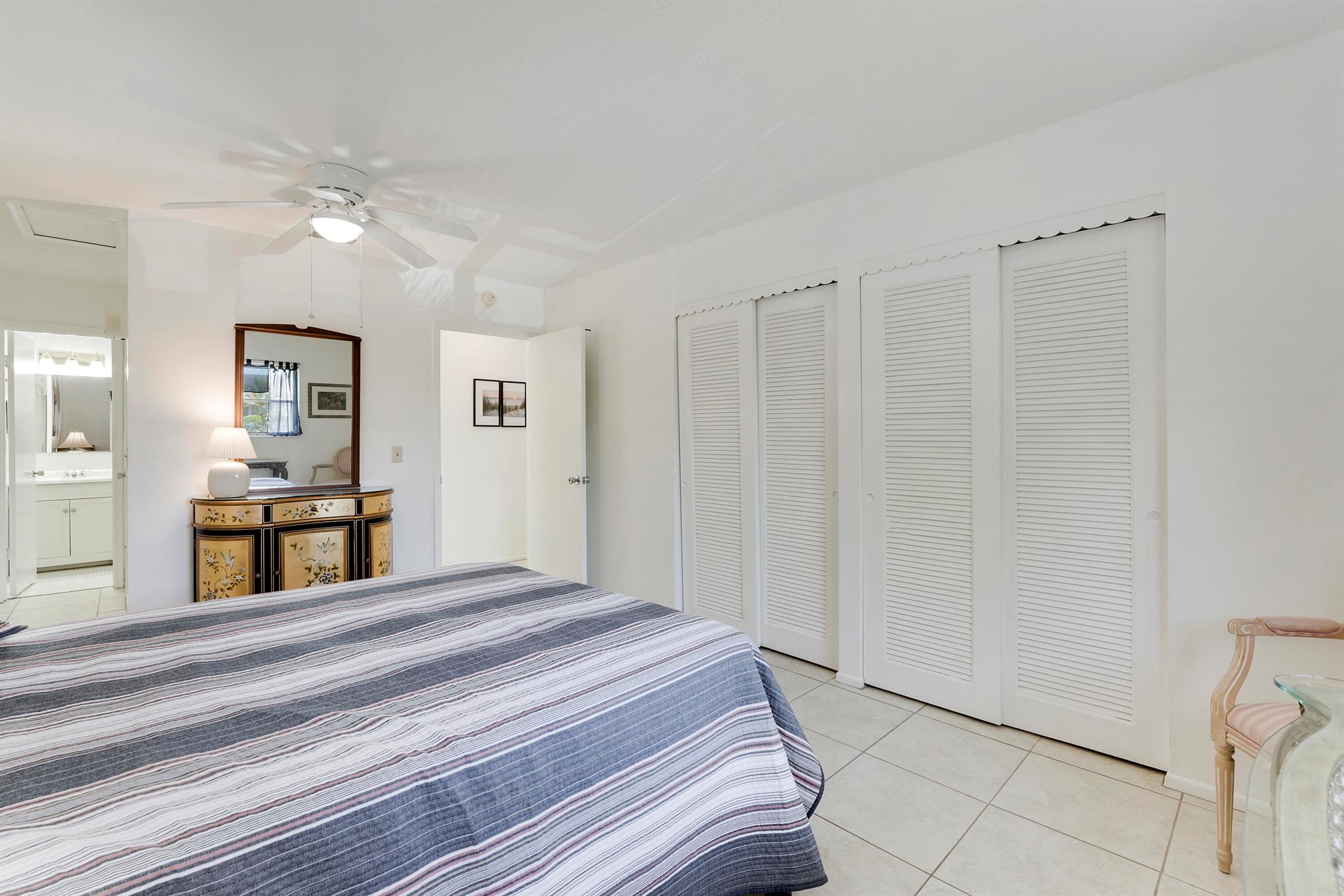 VILLAGE ROYALE CONDO 8 - Residential