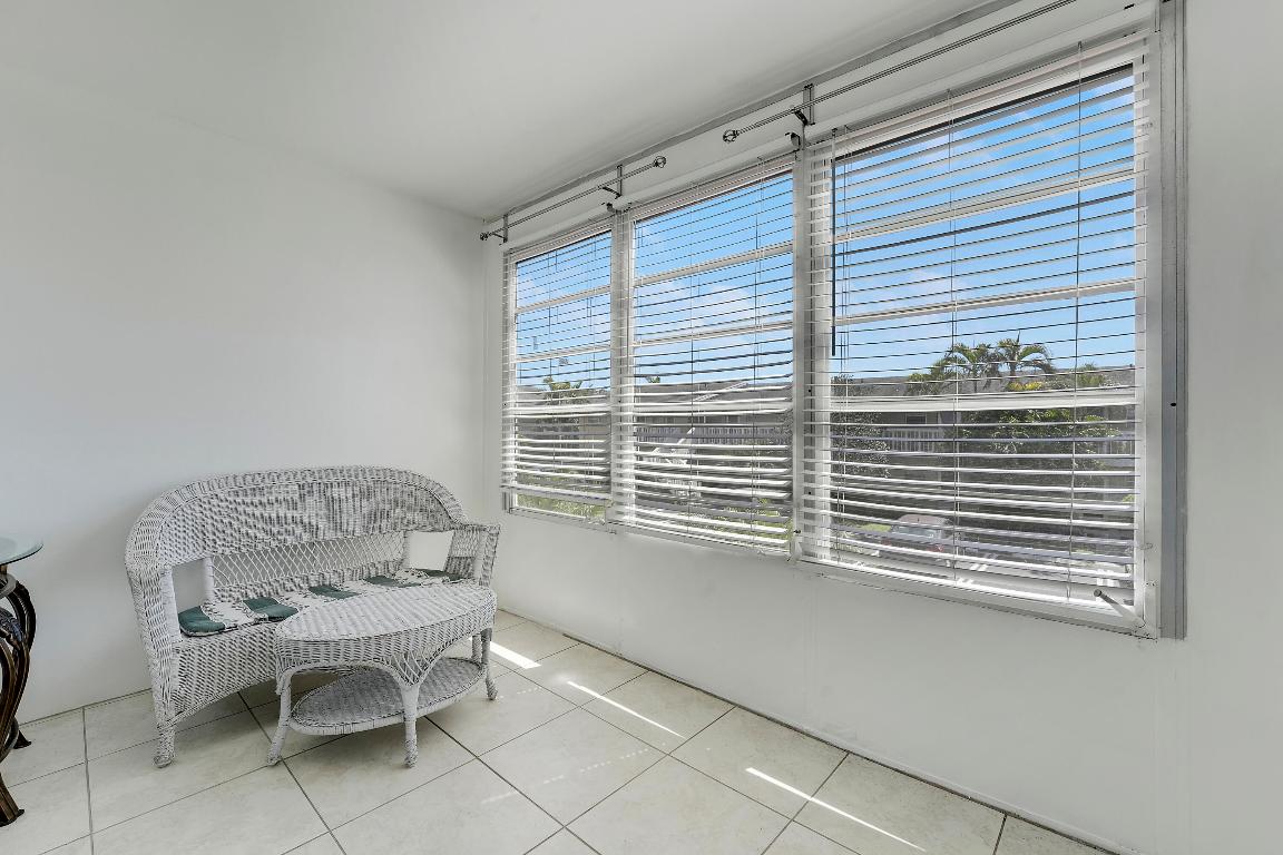 VILLAGE ROYALE CONDO 8 - Residential