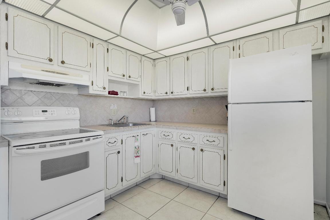 VILLAGE ROYALE CONDO 8 - Residential