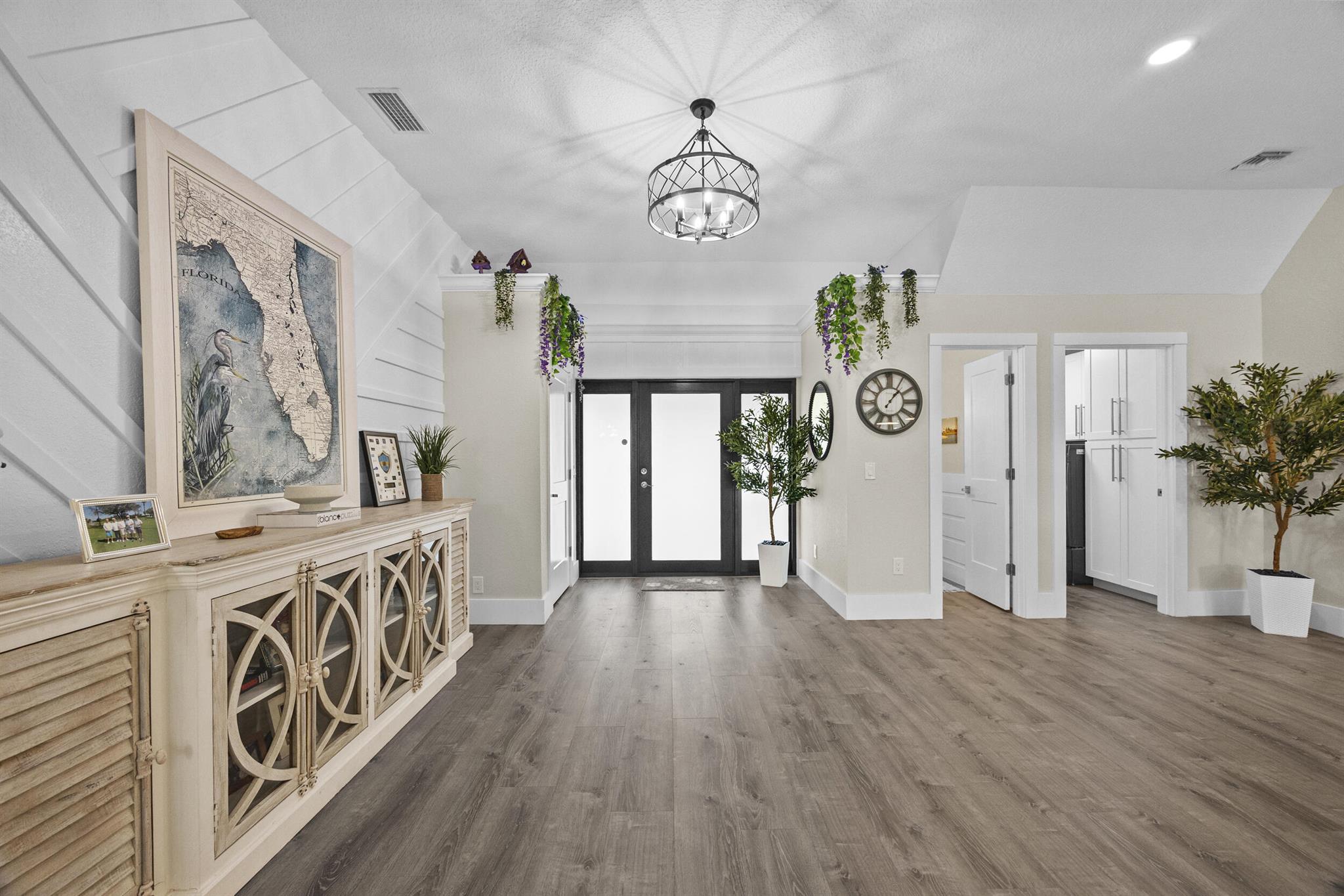 YACHT & COUNTRY CLUB - Residential