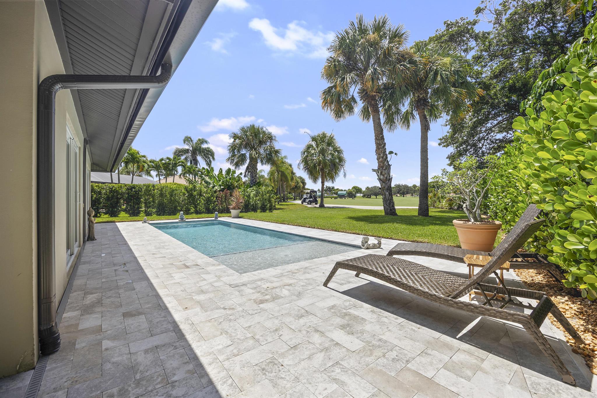 YACHT & COUNTRY CLUB - Residential