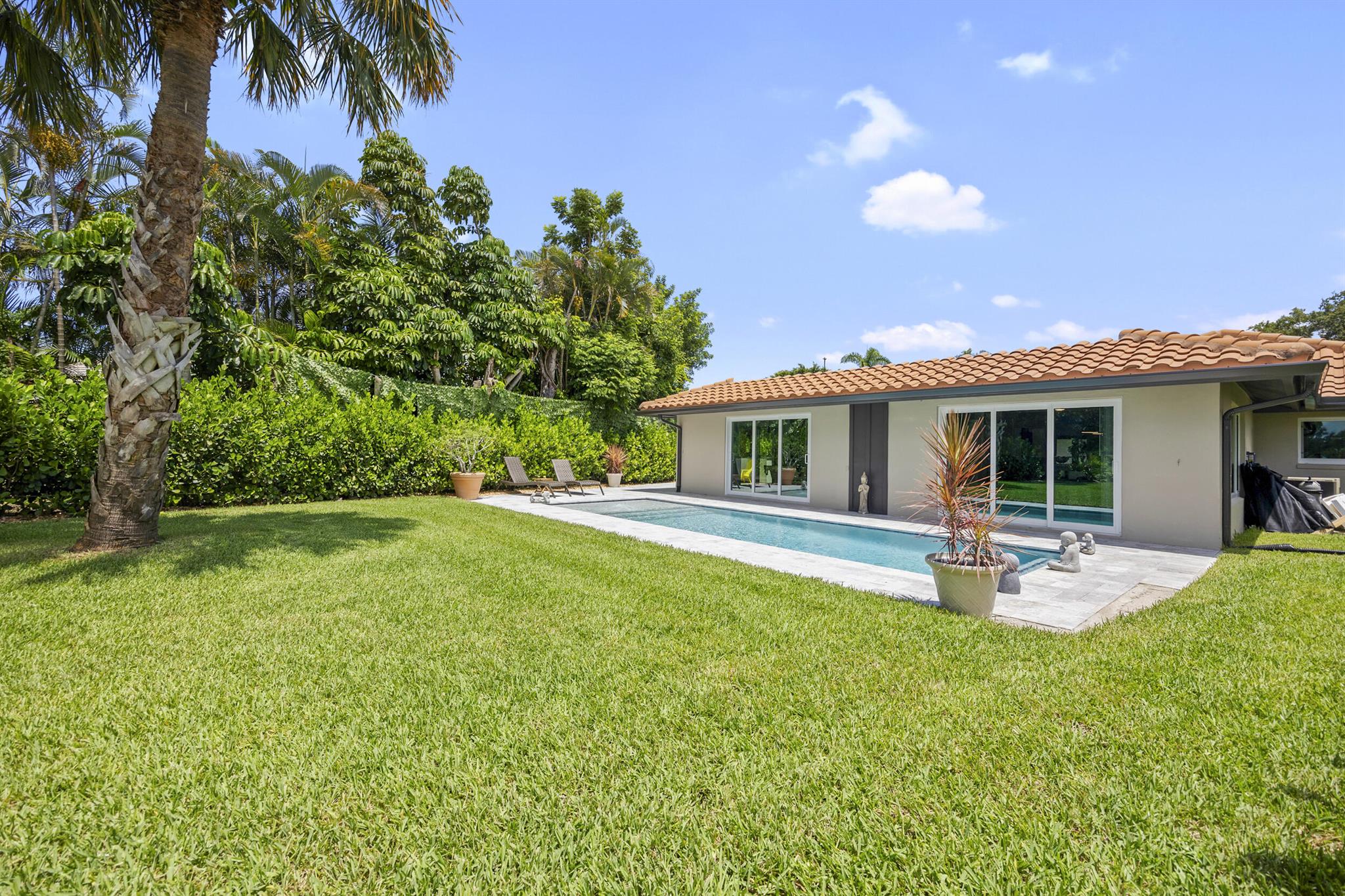 YACHT & COUNTRY CLUB - Residential