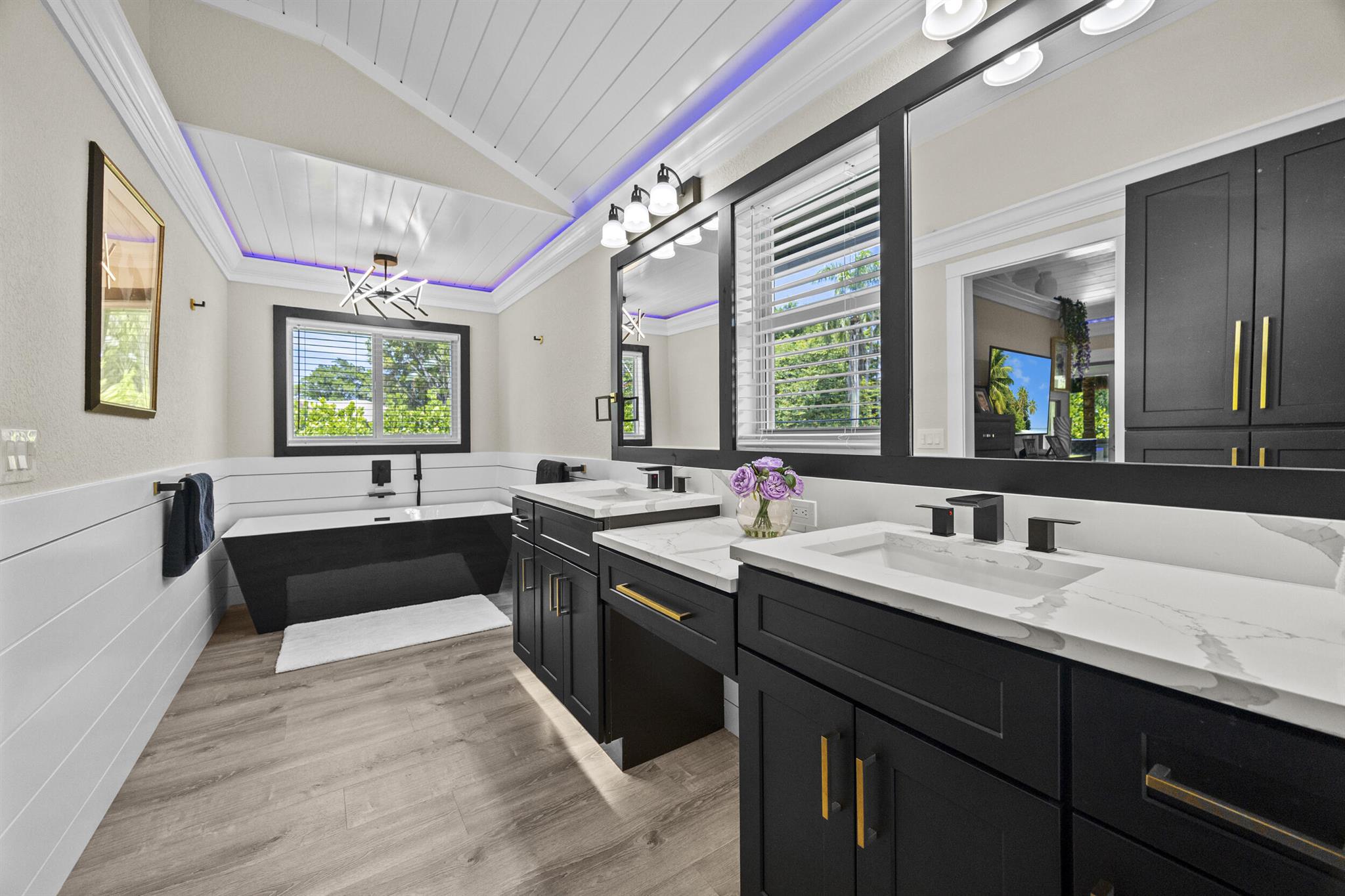 YACHT & COUNTRY CLUB - Residential