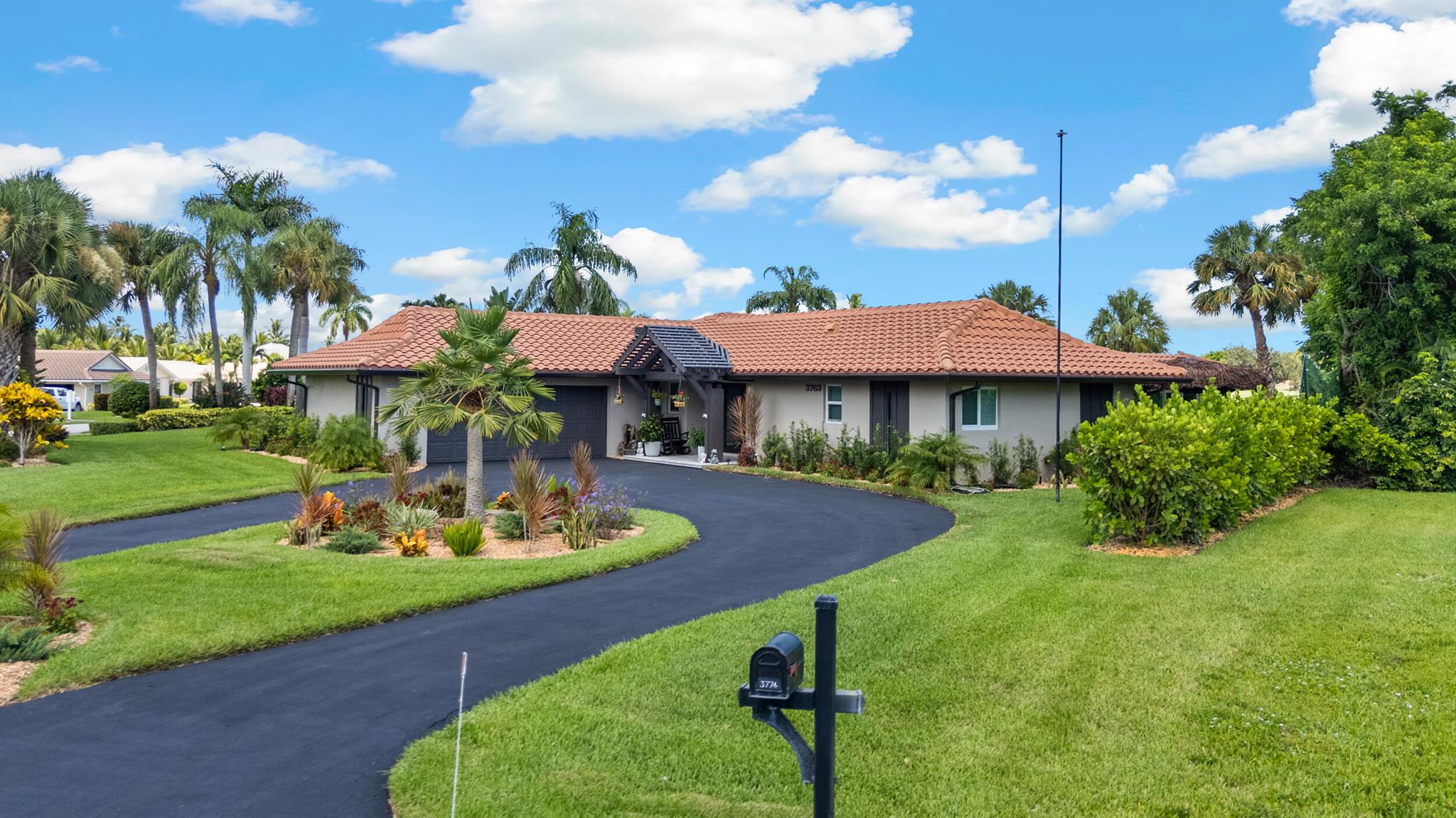 YACHT & COUNTRY CLUB - Residential