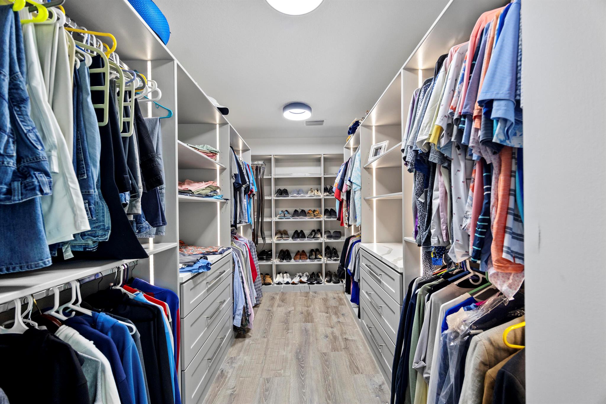 YACHT & COUNTRY CLUB - Residential