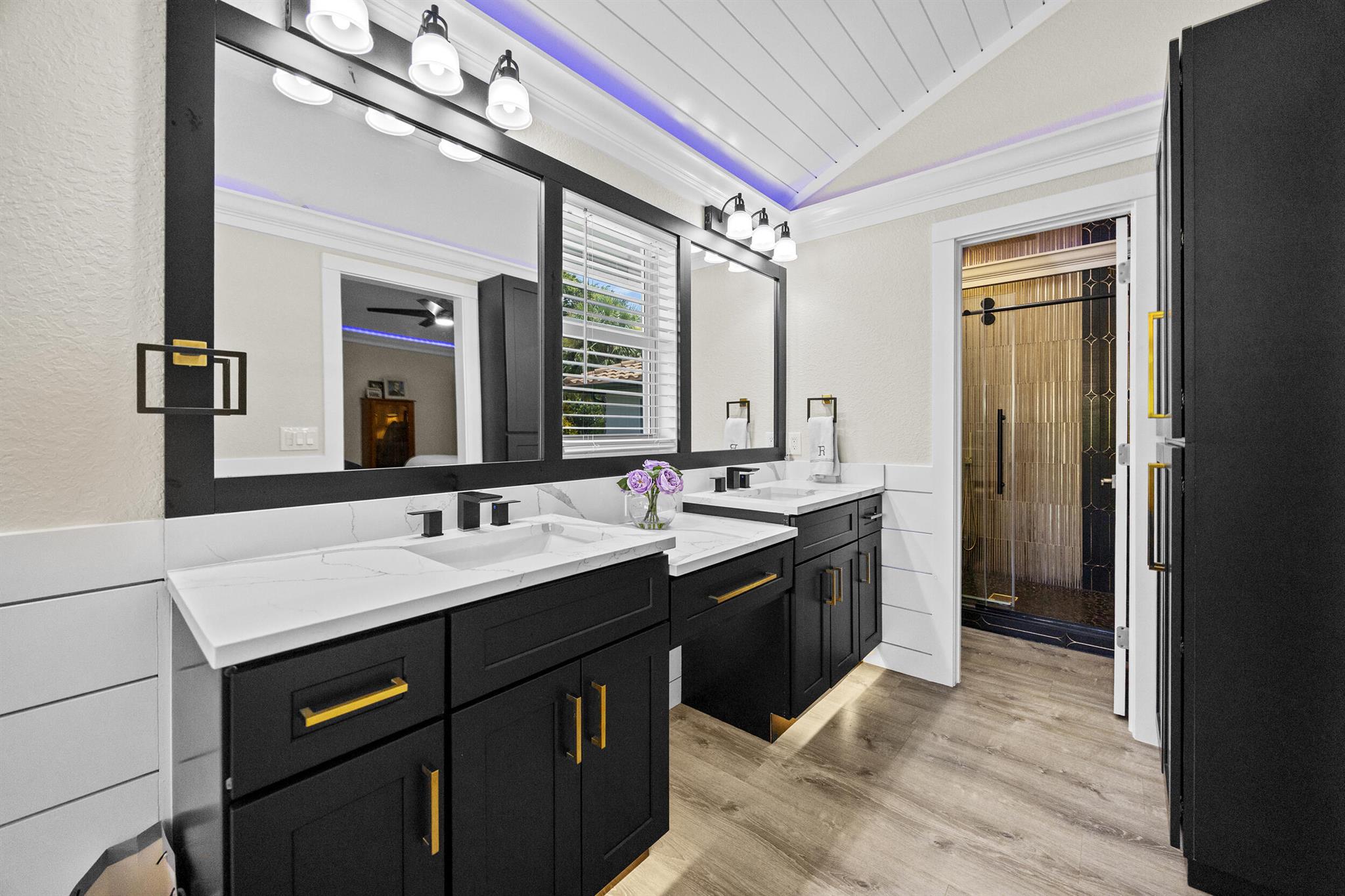 YACHT & COUNTRY CLUB - Residential