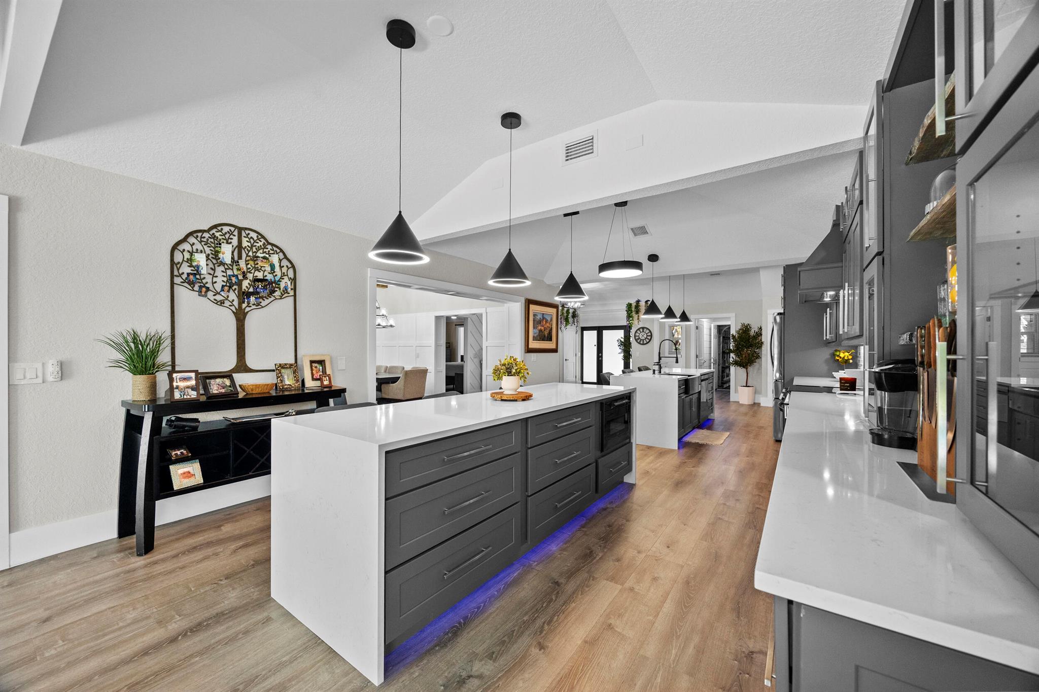 YACHT & COUNTRY CLUB - Residential