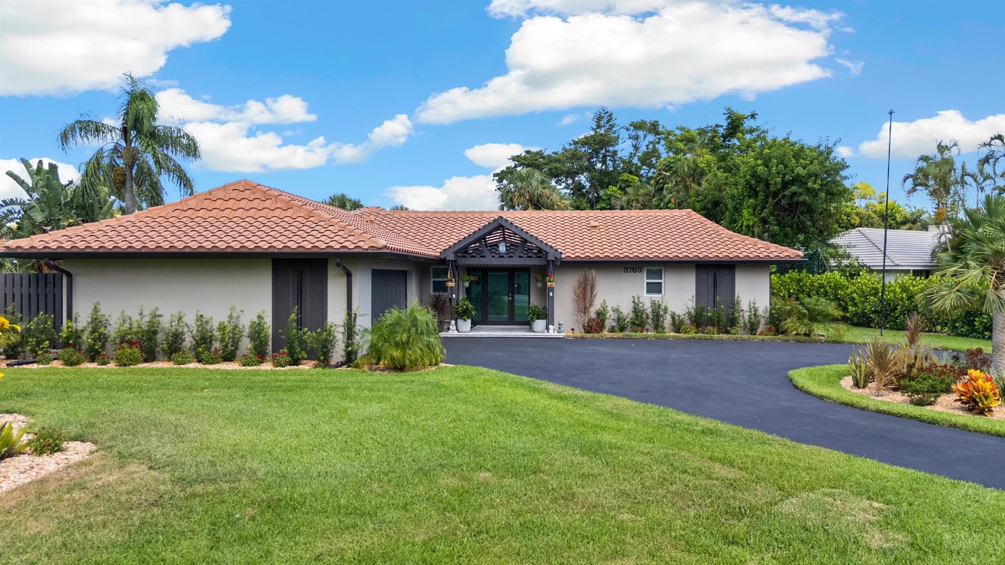 YACHT & COUNTRY CLUB - Residential