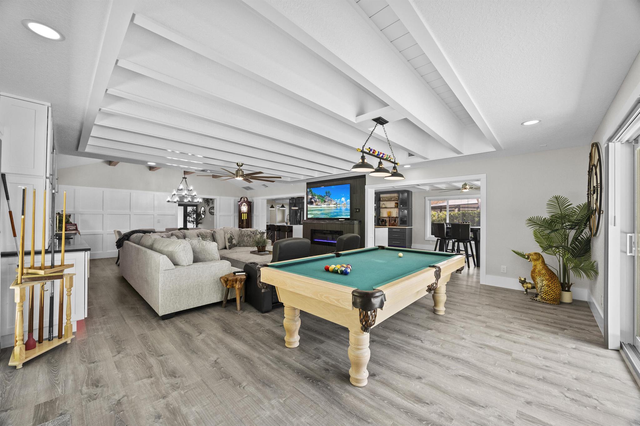 YACHT & COUNTRY CLUB - Residential