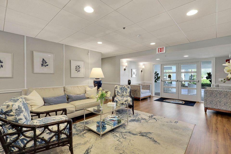 YACHT & COUNTRY CLUB - Residential