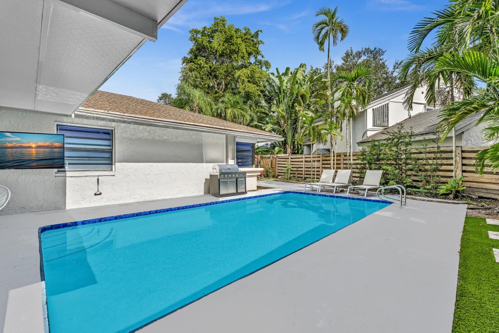 Photo of 136 GREENS Road, Hollywood, FL 33021 (MLS # B26083272)