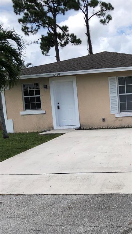 LOVELY 3 BEDROOMS 2 BATHROOMS SINGLE FAMILY HOUSE IN A NICE NEIGHBORHOOD. FRESHLY PAINTED, BRAND NEW STOVE, BRAND NEW DISHWASHER , NEWER REFRIGERATOR, NEWER MICOWAVE. NEW CEILING FANS, NICELY UPGRADED. NO HOA APPROVAL REQUIRED! Close to restaurants, shops, mall, airport, turnpike and I-95. Backyard is fenced. READY FOR NEW CARING TENANTS. Easy to show.
