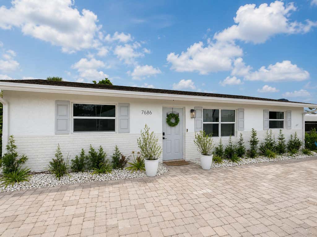 Photo of 7686 SE HILLTOP Terrace, Hobe Sound, FL 33455 (MLS # B26059804)