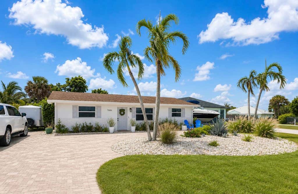 Photo of 7686 SE HILLTOP Terrace, Hobe Sound, FL 33455 (MLS # B26059804)