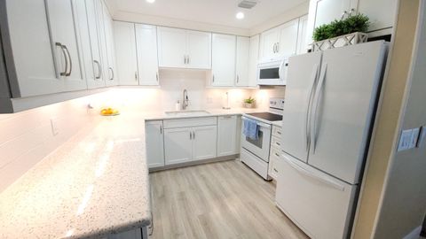 Photo of 34 Somerset Dr, West Palm Beach, FL 33417 (MLS # B26011045)