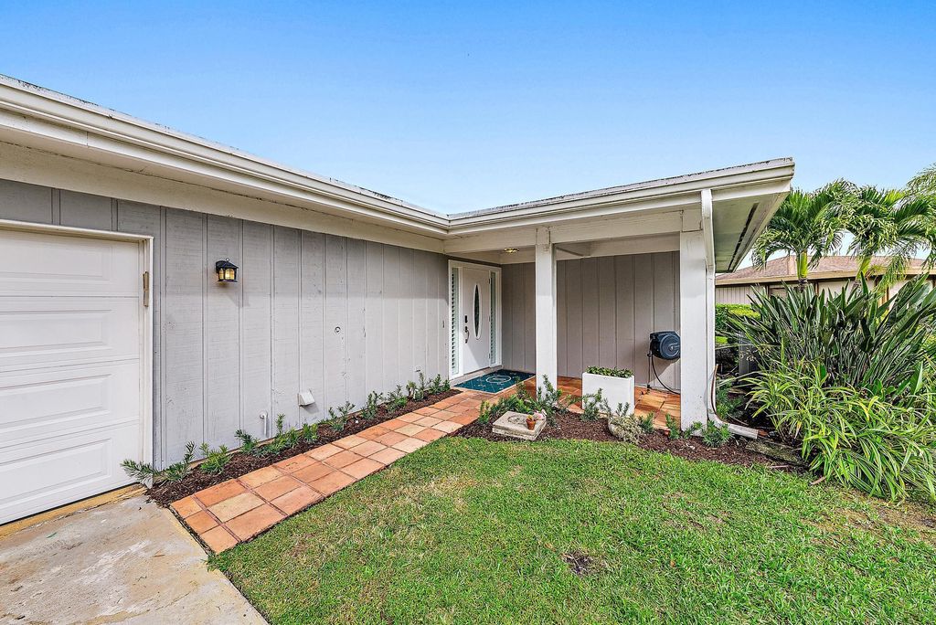 Photo of 13297 Garth Court, Palm Beach Gardens, FL 33418 (MLS # R10936598)