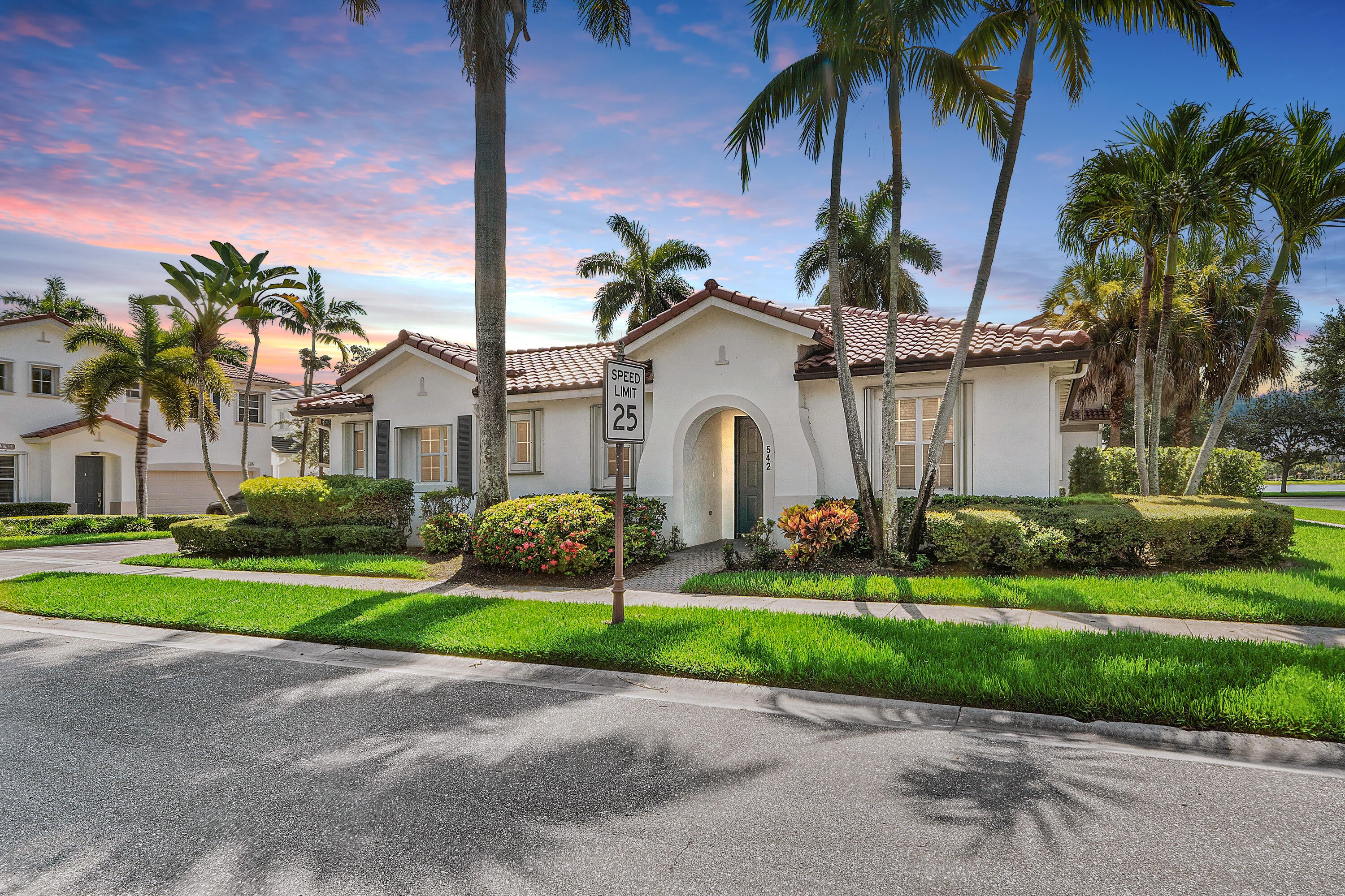 542 TOMAHAWK Court