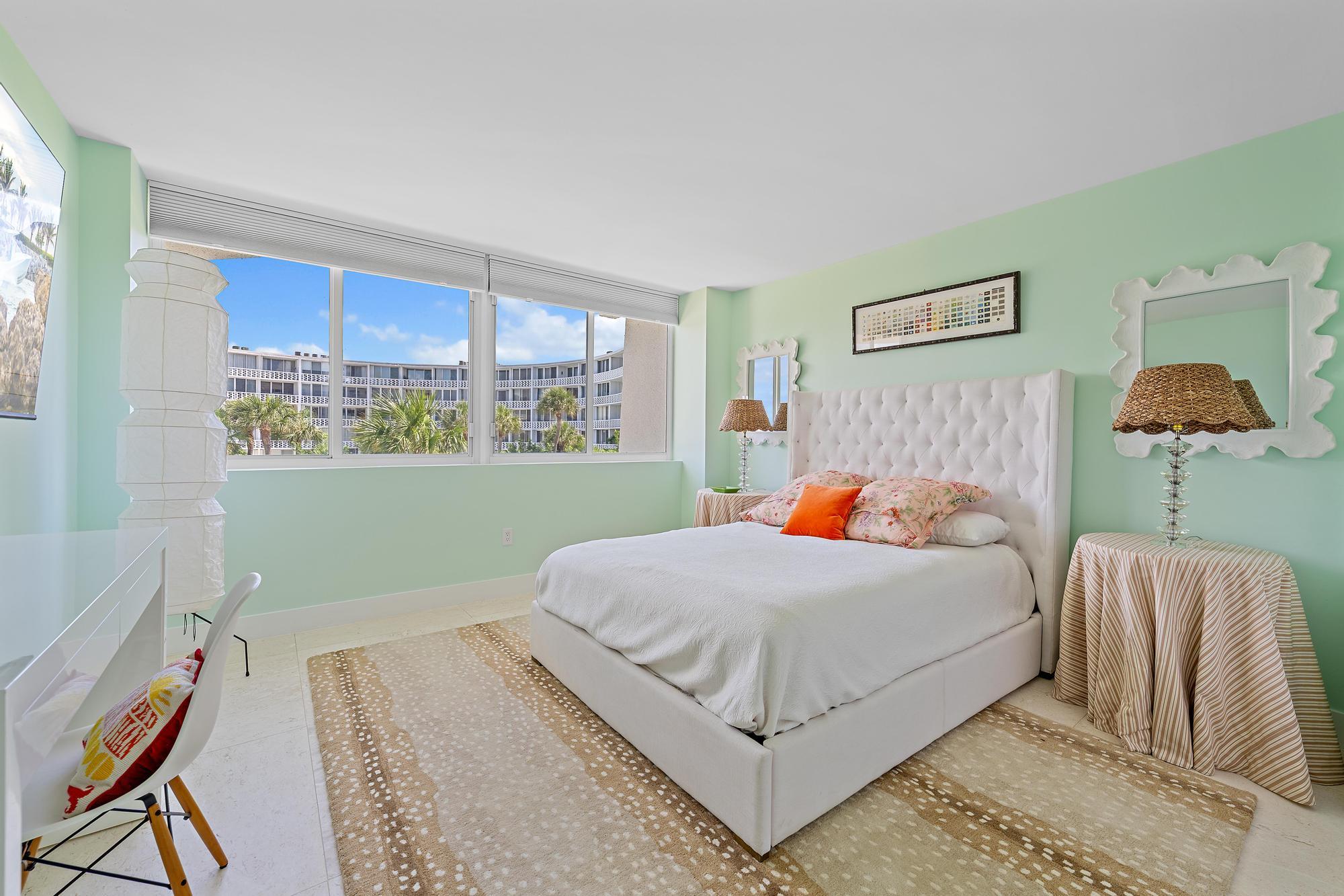 CARLYLE HOUSE CONDO - Residential